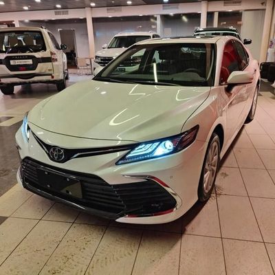 Ein guter Preis. 2024 Toyota Camry 2.5Q Zwillingsmotor 2.5HQ Flaggschiff Hybrid Benzinfahrzeug GAC 2WD mit manueller Einstellung Rückspiegel Online